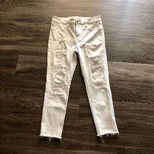 Distressed White Jeans ☑️
